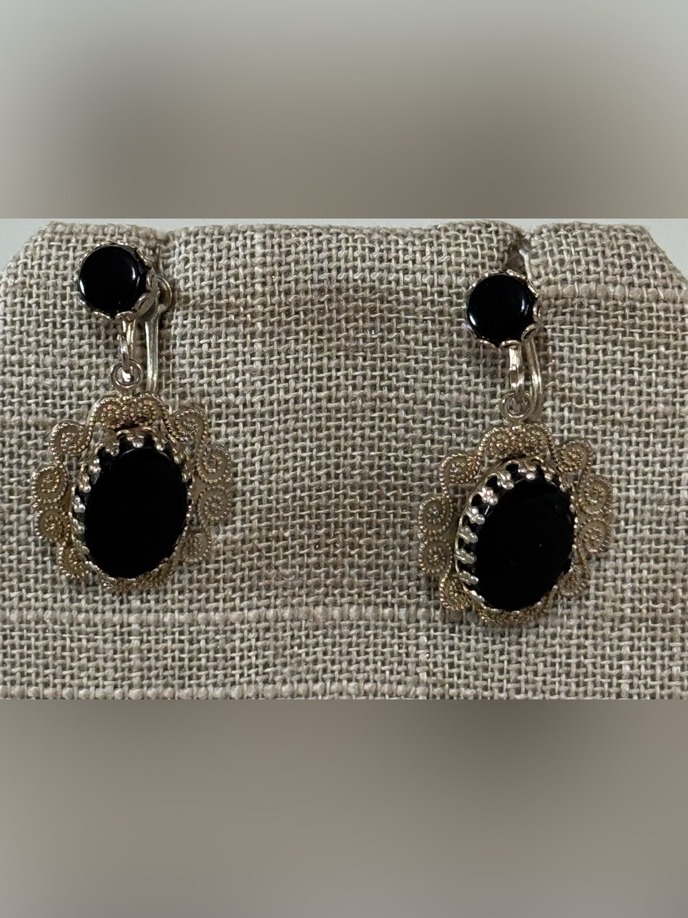 Black glass screw back silver tone filigree earrings - Picture 4 of 4